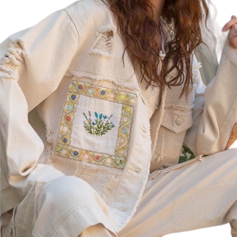 POL Embroidered Patch Cream Distressed Jean Jacket Women’s Small